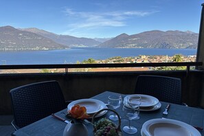 Outdoor dining - Cozy Italian Apartment with Terrace (Germignaga)