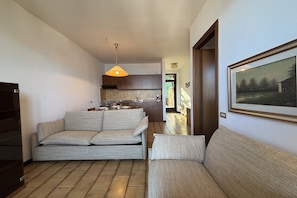 Smart TV - Cozy Italian Apartment with Terrace (Germignaga)