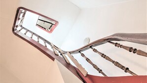 A staircase with a handrail and a metal frame. - Elegant Duplex for 12 in Capital Street (Antwerp)