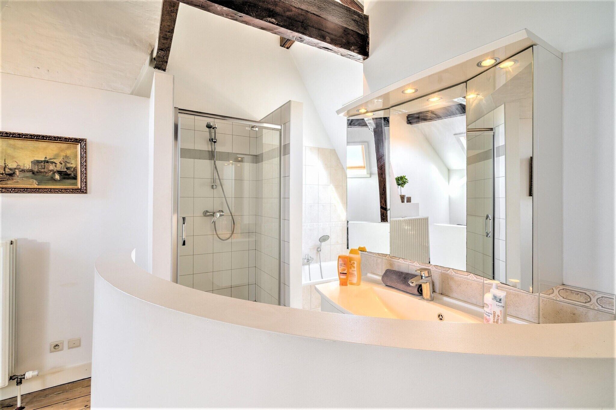 Douche, sèche-cheveux, serviettes fournies