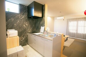 Fridge, microwave, stovetop, cookware/dishes/utensils - Rent the whole house / Kyoto Kyōto (Kyoto)