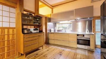 Geladeira, micro-ondas, cooktop, talheres/pratos/utensílios de cozinha