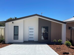 Exterior - Modern home away at the geographic centre of the Central Coast. (Tumbi Umbi)