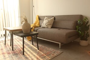 Smart TV - Modern home away at the geographic centre of the Central Coast. (Tumbi Umbi)