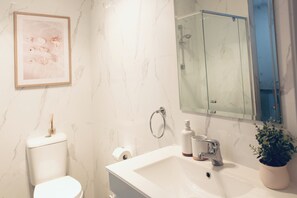 Dusche, Haartrockner, Handtücher, Seife