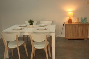Dining - Modern home away at the geographic centre of the Central Coast. (Tumbi Umbi)
