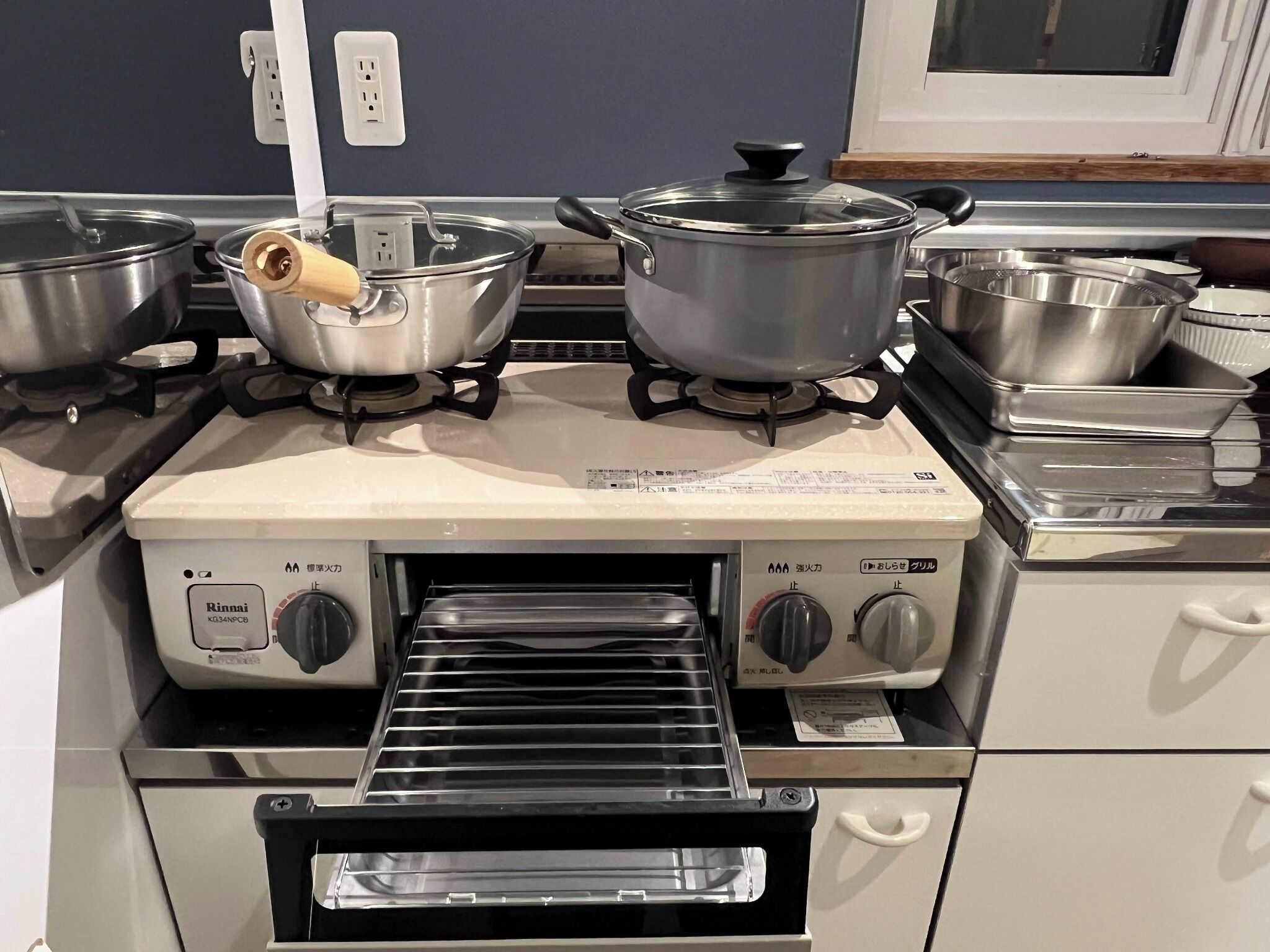 Réfrigérateur, four à micro-ondes, surface de cuisson