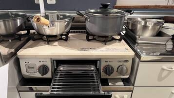 Réfrigérateur, four à micro-ondes, surface de cuisson