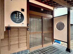 A traditional Japanese gate with a sign, a wooden door, and a tiled floor. - Room A Up to 4 adults  2 preschool children / Izumo City Shimane (Izumo City)