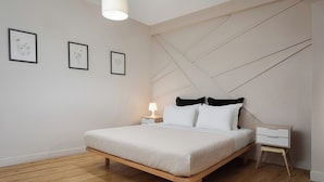 Ein Schlafzimmer mit Bett, Nachttischen und einem Wandbild.