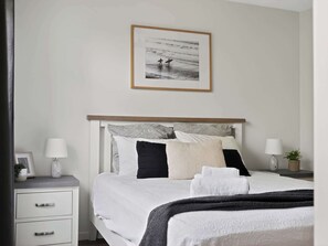 Desk, iron/ironing board, WiFi, bed sheets - The Pink Door — Absolute Beachfront House (Scarborough)