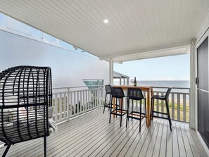 Outdoor dining - The Pink Door — Absolute Beachfront House (Scarborough)