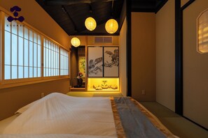 A traditional Japanese-style room with tatami flooring, a low bed, shoji screens, and a hanging lantern. - Hanaikada House 8minute walk from Kyoto Station / Kyoto City Kyōto (Kyoto City)