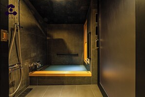 A modern bathroom with a bathtub, a shower, and a towel rack. - Hanaikada House 8minute walk from Kyoto Station / Kyoto City Kyōto (Kyoto City)