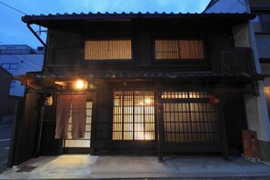 Exterior detail - Kyoto Machiya Inn Gen Bishamon | Westernstyle roo / Kyoto City Kyōto (Kyoto City)