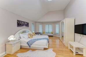 6 bedrooms, desk, iron/ironing board, travel crib - Spacious 6 BR Villa, Birthday, Events, Sleeps 20 (Bartlett)