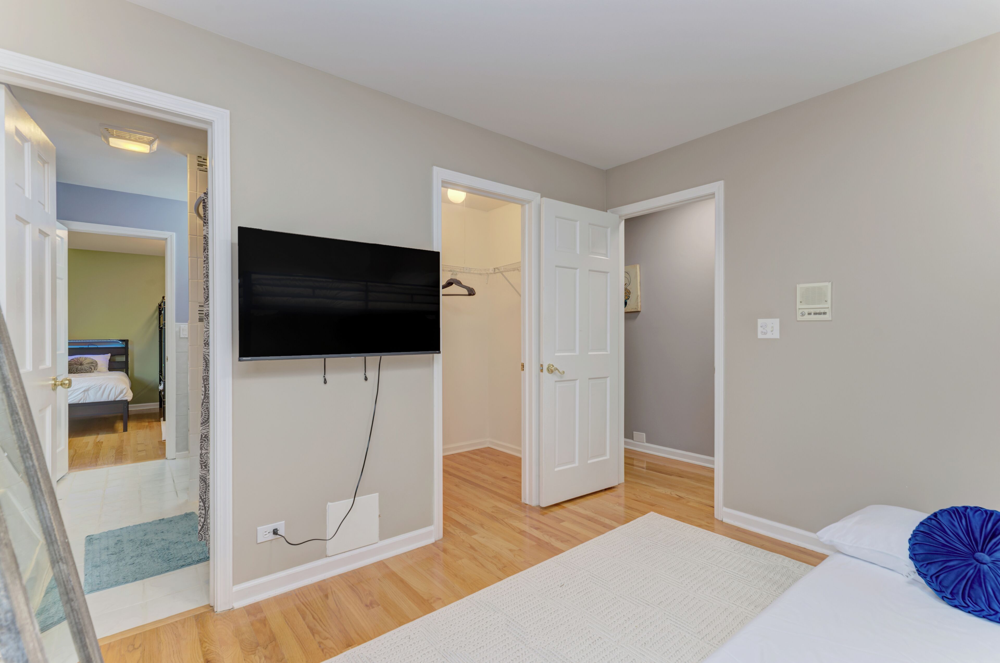 6 bedrooms, desk, iron/ironing board, travel crib