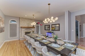 Dining - Spacious 6 BR Villa, Birthday, Events, Sleeps 20 (Bartlett)