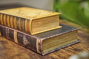 Two books stacked on a wooden surface. - RHKB A conveniently located inn within walking  / Sapporo City Hokkaidō (Sapporo City)