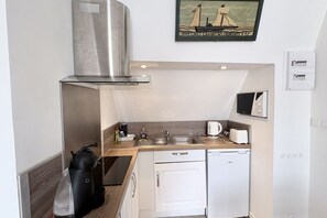 Fridge, microwave, toaster - Chez Pierre 7 - Studio cosy pour 2 pers.  (Saint-Valery sur somme)