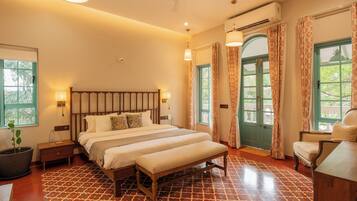 Villa Deluxe, balcon, vue jardin | Coffres-forts dans les chambres, fer et planche Ă repasser