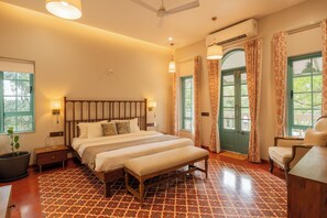 Villa Deluxe, balcon, vue jardin | Coffres-forts dans les chambres, fer et planche à repasser
