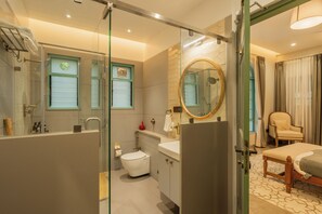 Villa Deluxe, balcon, vue jardin | Salle de bain
