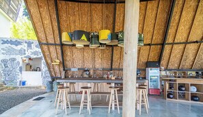 Großer Kühlschrank, Herdplatte, Geschirrspüler