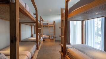 Dortoir Partagé Deluxe, hommes uniquement, salle de bains commune, vue piscine | Rideaux occultants, Wi-Fi gratuit, draps fournis