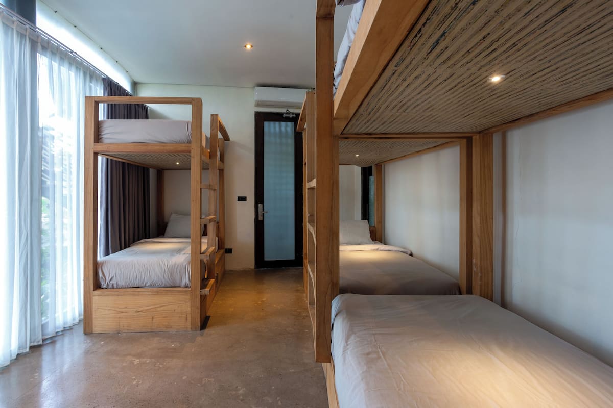 Shared Dormitory, Men only, Shared Bathroom, Pool View | Langsir/tirai gelap terus, Wi-fi percuma, cadar katil 