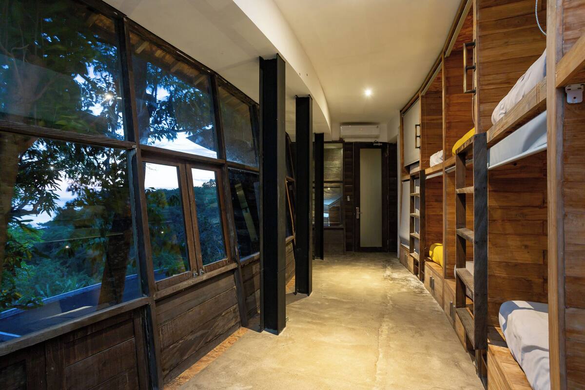 Shared Dormitory, Mixed Dorm, Non Smoking, Shared Bathroom | Langsir/tirai gelap terus, Wi-fi percuma, cadar katil 