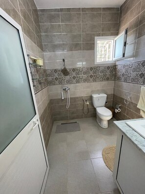 Douche, serviettes fournies, savon, papier de toilette