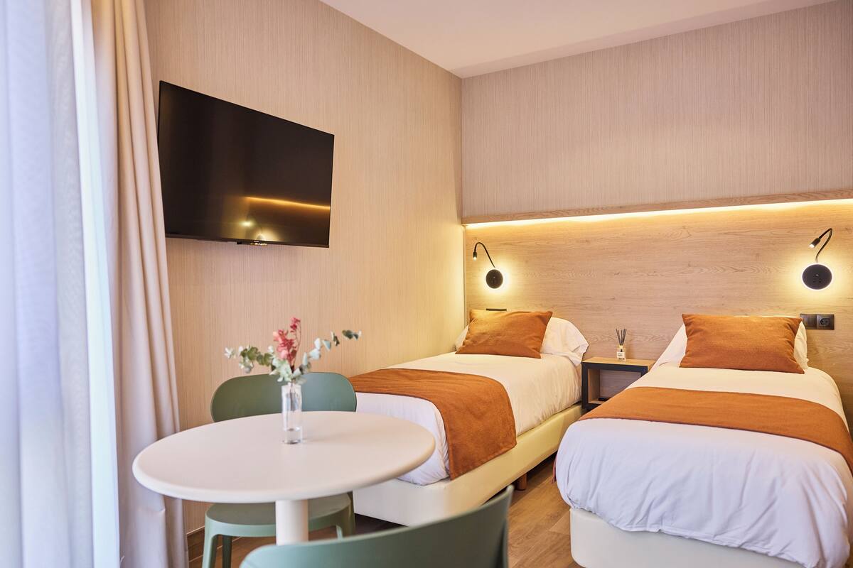 Habitación con 2 camas individuales | Ropa de cama de alta calidad y edredones de plumas