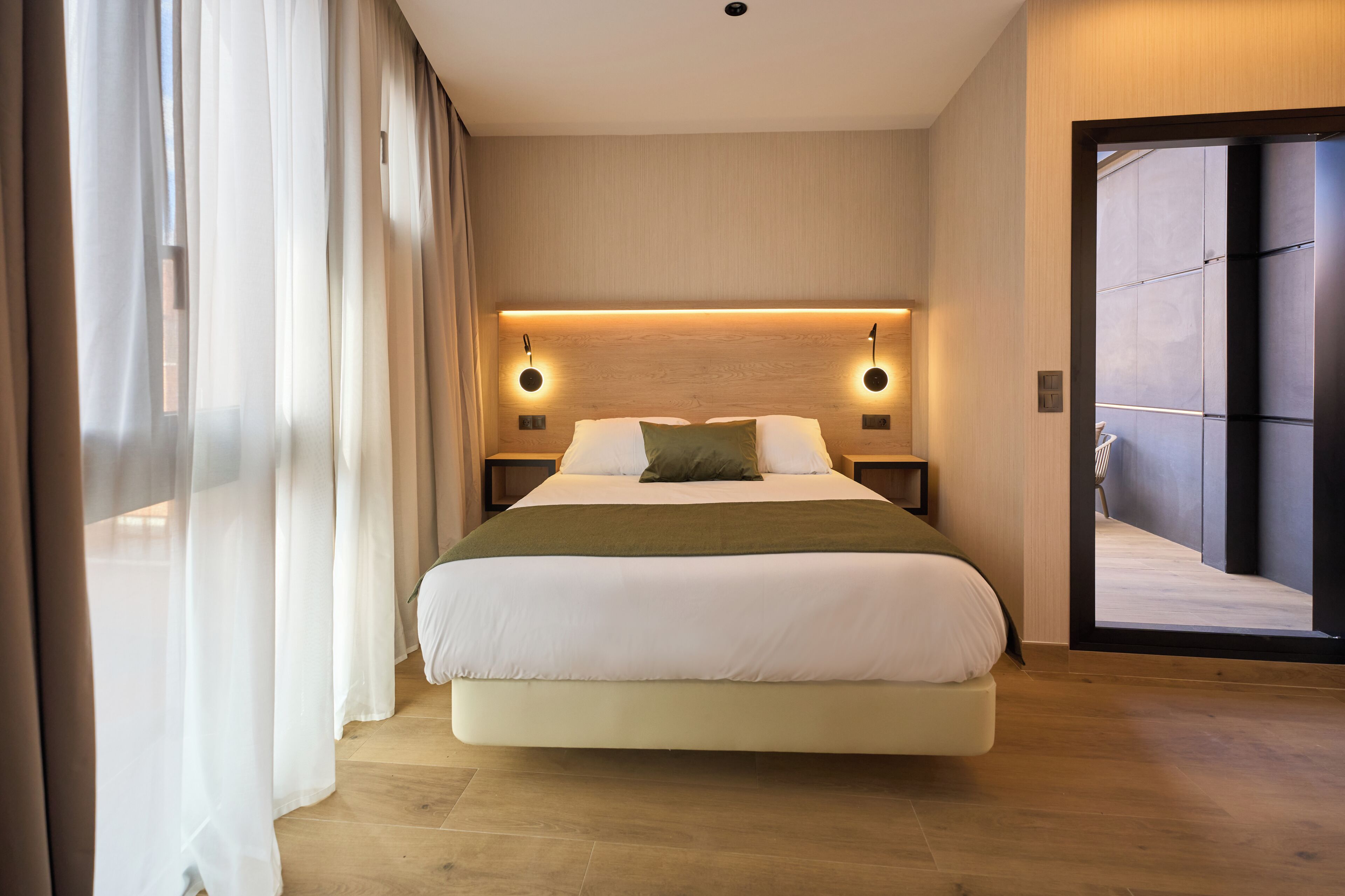 Deluxe studio suite, uitzicht op de binnenplaats, aan de binnenplaats | Luxe beddengoed, donsdekens, een minibar met enkele gratis items