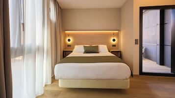 Deluxe studio suite, uitzicht op de binnenplaats, aan de binnenplaats | Luxe beddengoed, donsdekens, een minibar met enkele gratis items