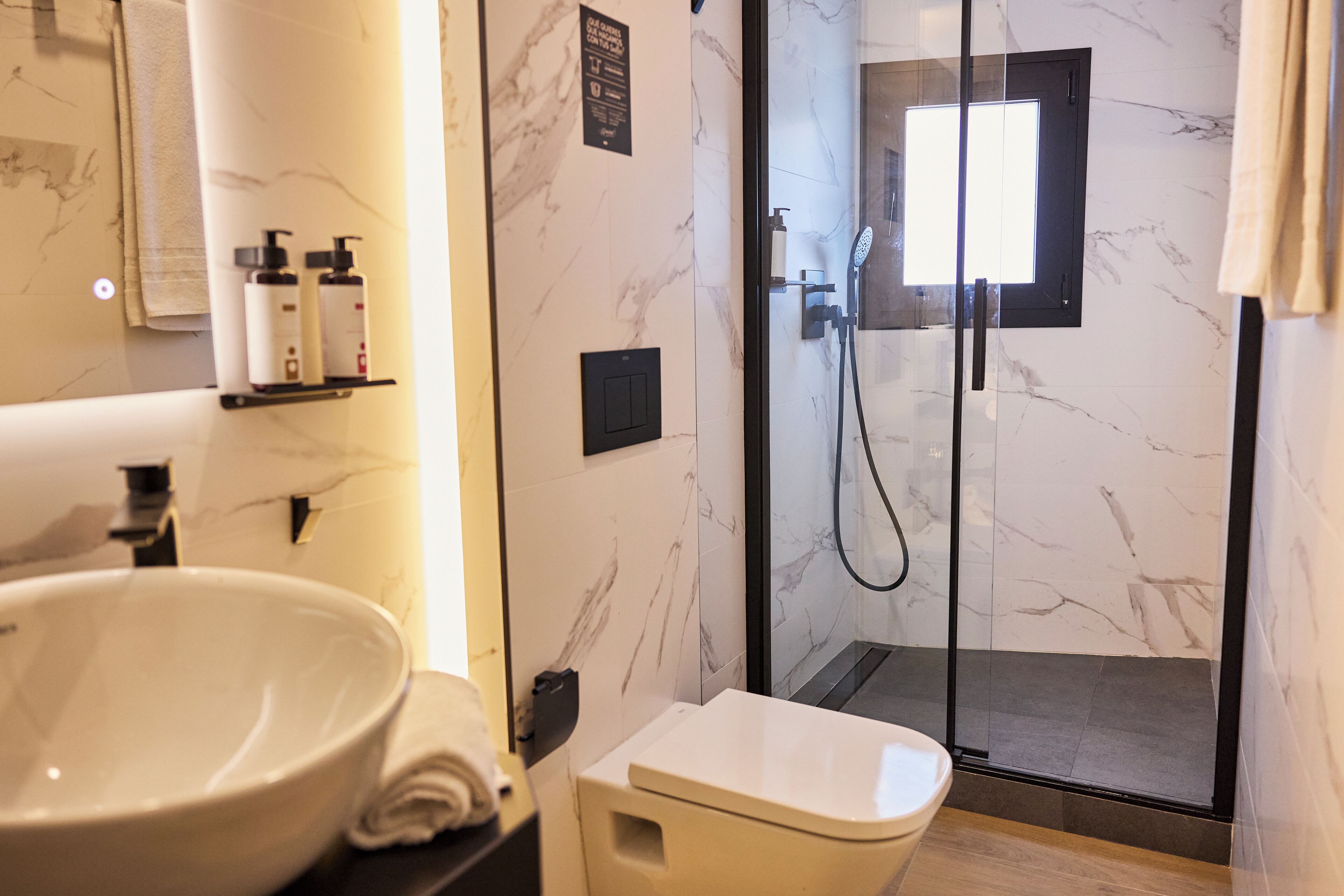 Deluxe studio suite, uitzicht op binnenplaats, aan de binnenplaats | Badkamer | Een douche, een haardroger, handdoeken, zeep