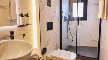 Deluxe studio suite, uitzicht op binnenplaats, aan de binnenplaats | Badkamer | Een douche, een haardroger, handdoeken, zeep