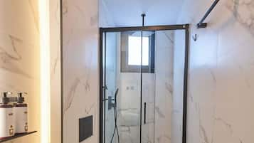 Deluxe Studio | Bathroom