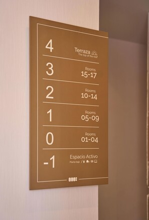 A hotel room number sign with room numbers and corresponding room numbers.