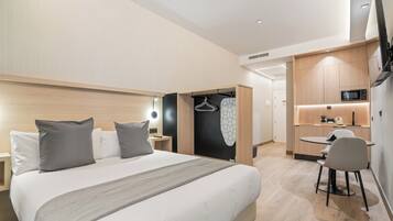 Luxe beddengoed, donsdekens, een minibar met enkele gratis items