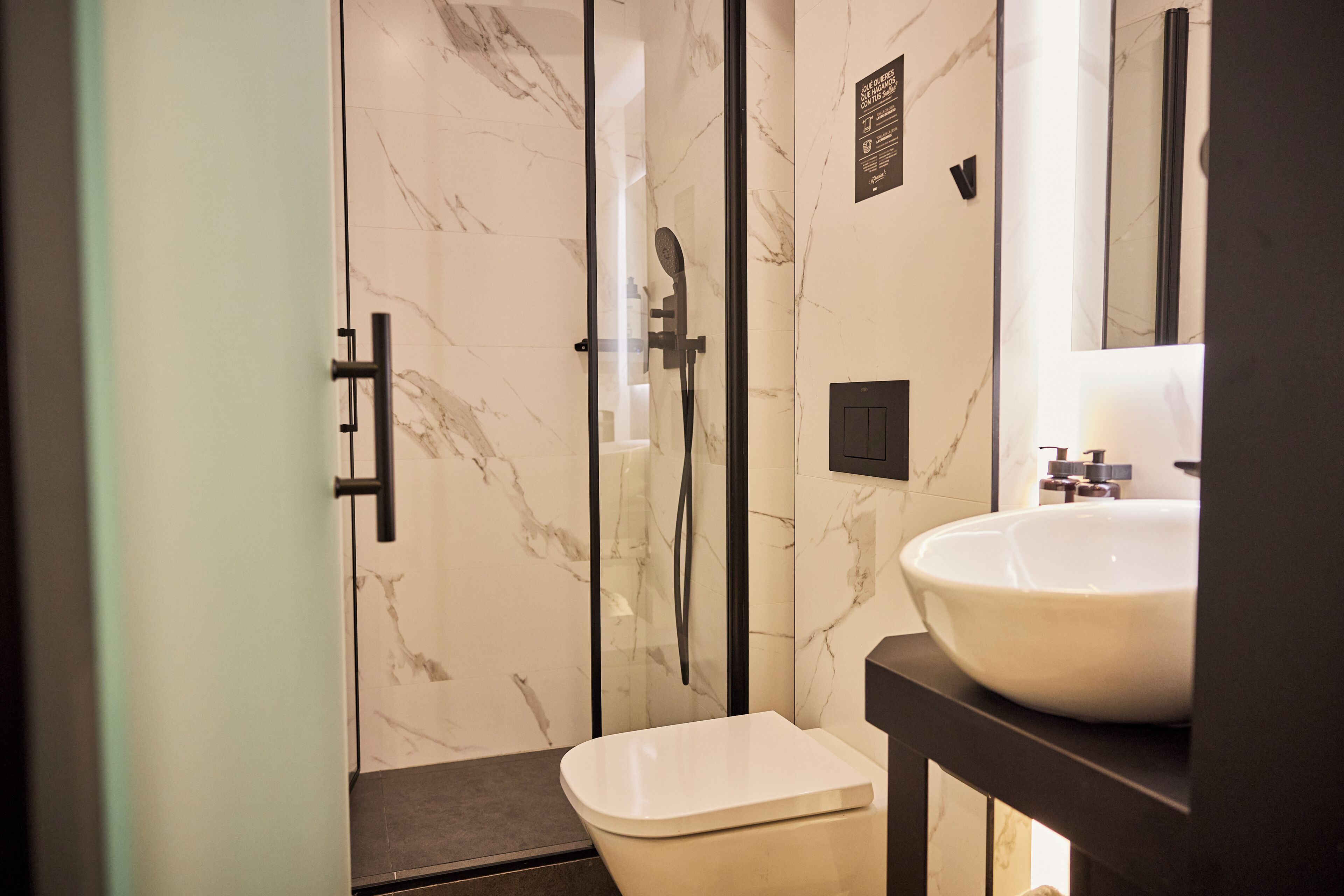 Deluxe studio | Badkamer | Een douche, een haardroger, handdoeken, zeep