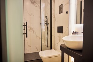 Estudio Deluxe | Baño | Ducha, secador de pelo, toallas y jabón