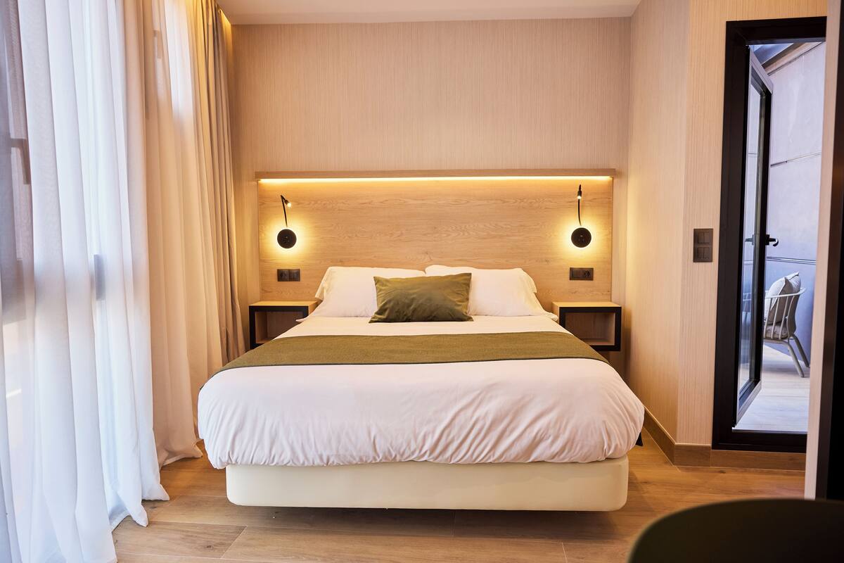 Suite estudio Deluxe, vistas al patio, en la zona del patio | Ropa de cama de alta calidad y edredones de plumas