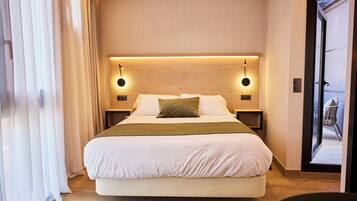 Deluxe studio suite, uitzicht op binnenplaats, aan de binnenplaats | Luxe beddengoed, donzen dekbedden, een minibar met enkele gratis items