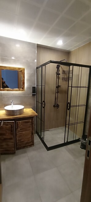Standard Room, Mountain View | Bathroom | Hair dryer, towels, soap, shampoo - Merze Suit Otel (Camlihemsin)