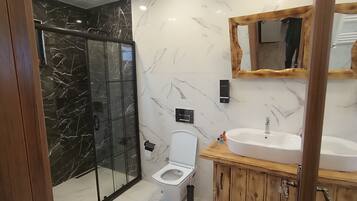 Deluxe Quadruple Room, Mountain View | Bathroom | Hair dryer, towels, soap, shampoo