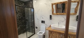 Neljän hengen deluxe-huone, vuoristonäköala | Kylpyhuone | Hiustenkuivaaja, pyyhkeet, saippua, sampoo