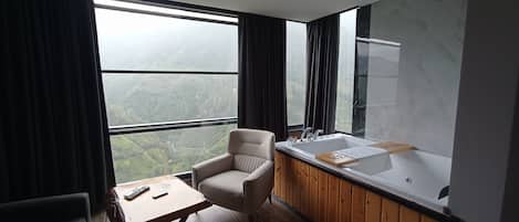 Deluxe Quadruple Room, Mountain View | Interior