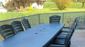 An outdoor patio with a rectangular table and six chairs. - 🌿 Cosy accommodation between nature and tranquillity (Pontpierre)