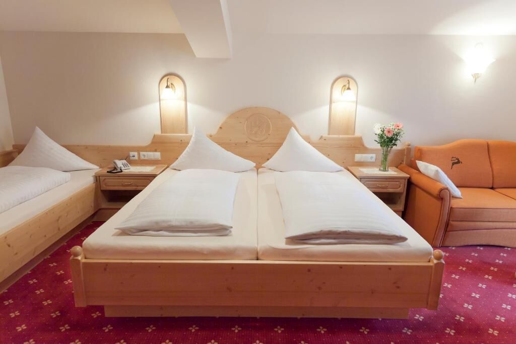 Habitación triple superior, balcón, vistas a la montaña | Ropa de cama hipoalergénica, caja fuerte, wifi gratis y ropa de cama